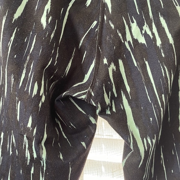 Lululemon Capri workout pants - Picture 4 of 4